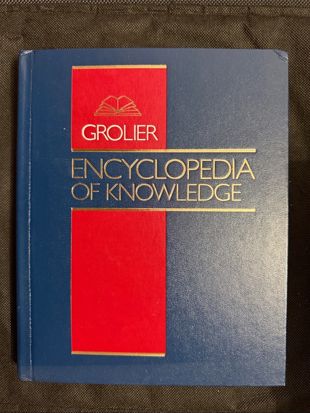 Encyclopedia Of Knowledge Volume 2 - Grolier Incorporated - 1991, Hardcover